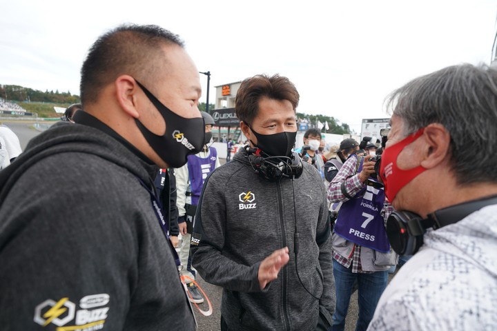 決勝レース: 左からBuzzグループ代表・長谷川大祐氏、B-MAXチーム監督・本山哲氏、チームインパル監督・星野一義氏