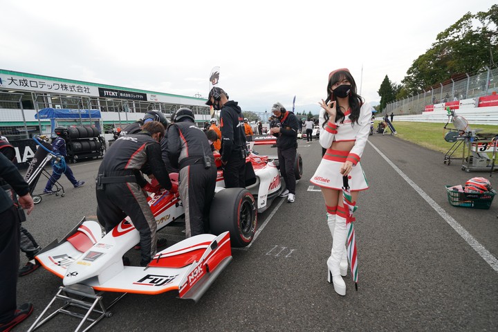 決勝レース: グリッドに着いたORIENTALBIO KONDO SF19