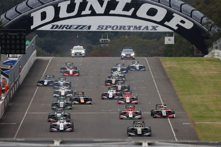 決勝レース: 53周のレースがスタートした