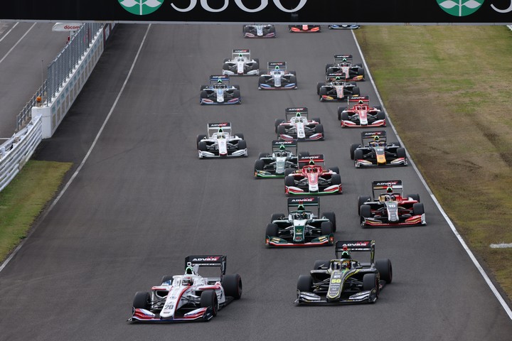 決勝レース: 1コーナーに侵入する先頭集団