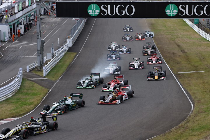 決勝レース: ブレーキがロックする中嶋一貴（VANTELIN KOWA TOM’S SF19）