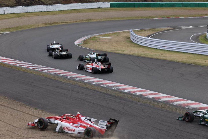 決勝レース: コースアウトしたサッシャ・フェネストラズ（ORIENTALBIO KONDO SF19）