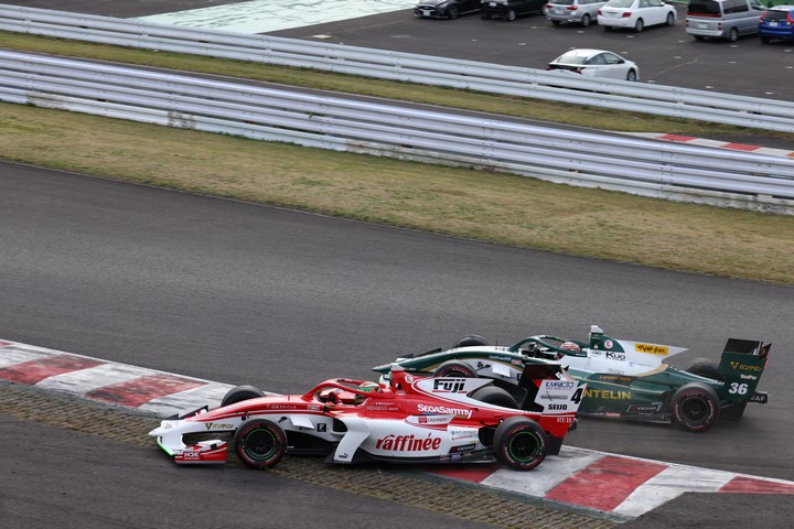 決勝レース: コースアウトするサッシャ・フェネストラズ（ORIENTALBIO KONDO SF19）