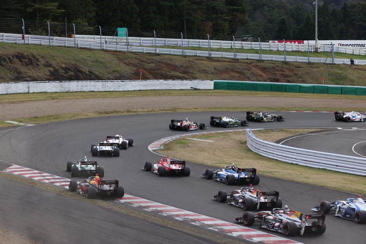 決勝レース: スタート直後、1コーナーを通過する各ドライバーたち