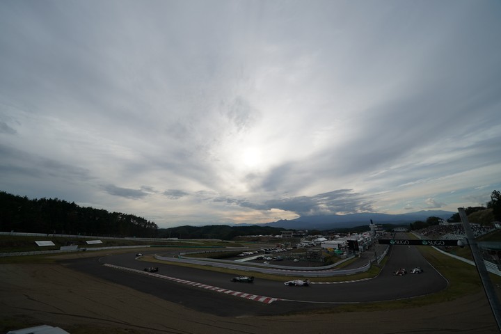 決勝レース: 薄曇りの空の下レースは進行