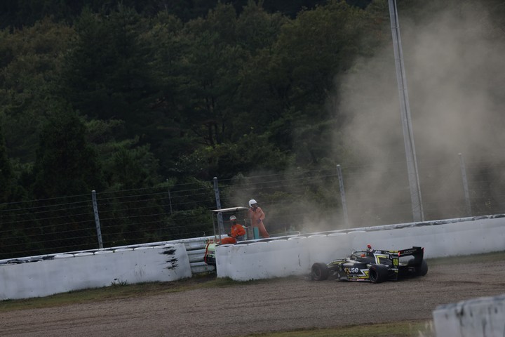 決勝レース: クラッシュするセルジオ・セッテ・カマラ（Buzz Racing SF19）