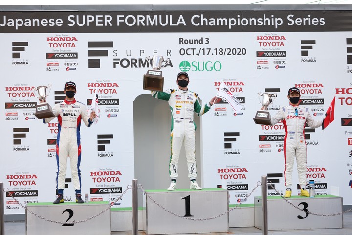 表彰式: 左から2位・平川亮、優勝・ニック・キャシディ、3位・山本尚貴