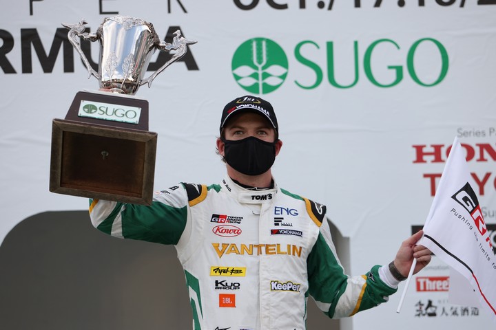 表彰式: 優勝したニック・キャシディ（VANTELIN TEAM TOM’S）