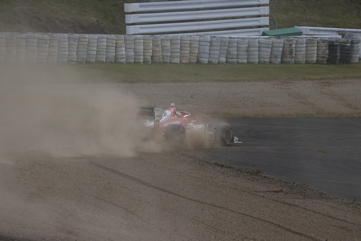 スタートでコースアウトするサッシャ・フェネストラズ（ORIENTALBIO KONDO SF19）