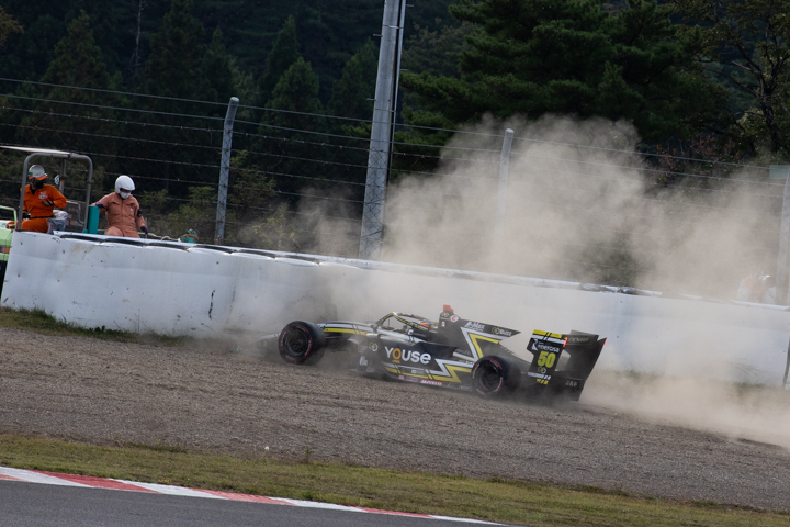 クラッシュするセルジオ・セッテ・カマラ（Buzz Racing SF19）