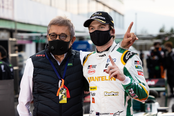 優勝チーム監督の館信秀氏と優勝したニック・キャシディ（VANTELIN TEAM TOM’S）