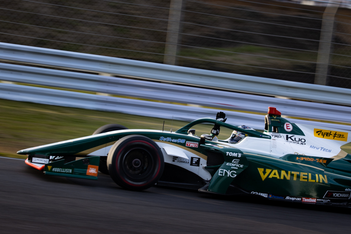 ウイニングランで手を振る優勝したニック・キャシディ（VANTELIN KOWA TOM’S SF19）