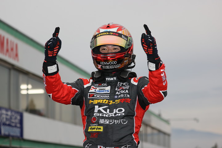 優勝した宮田莉朋（COROLLA CHUKYO Kuo TEAM TOM'S）