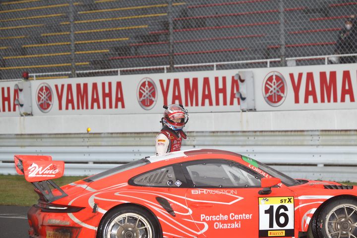 ST-Xクラスで優勝してマシンを降りた上村優太（Porsche Center Okazaki GT3R）