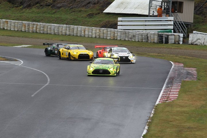 セーフティーカーがピットインし、レースがスタートした