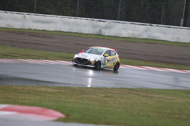 コース上にストップした佐々木孝太（ヒロマツデミオマツダ2）