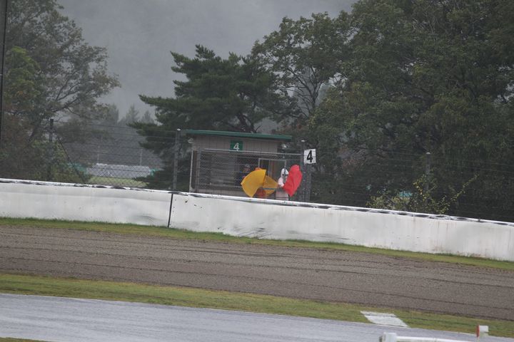 A,Bドライバーの予選を通じて3回の赤旗が提示された