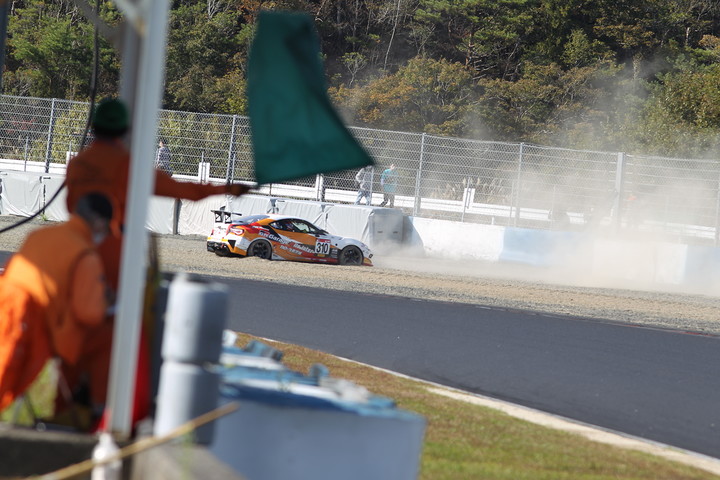 接触してコースアウトする細川慎弥（GR Garage水戸インターGR86T）