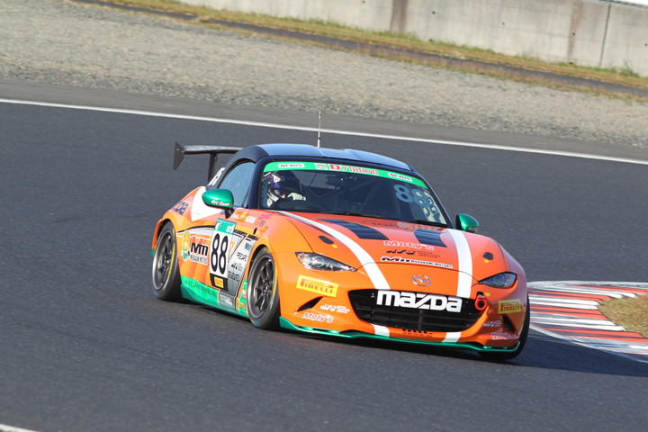 ST-5クラスで2位を走ってた村上博幸（村上モータースMAZDAロードスター）はリタイア