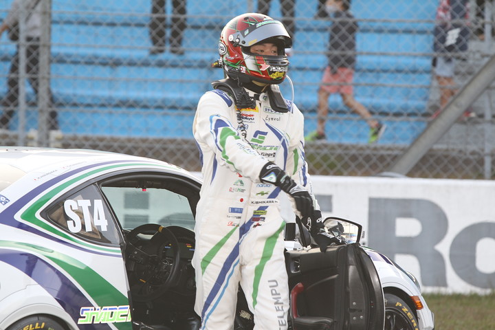 ST-4クラスで優勝してマシンを降りる石川京侍（林テレンプSHADE RACING 86）