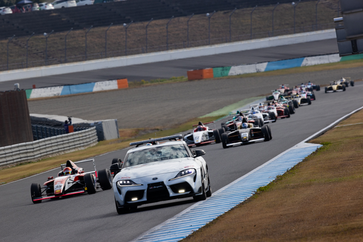 レースは途中セーフティーカーが導入された