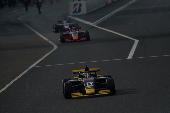 決勝レース: コースインするドライバー