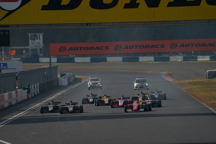 決勝レース: 17周の決勝がスタートした