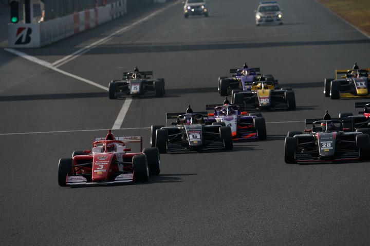 決勝レース: 17周の決勝がスタートした