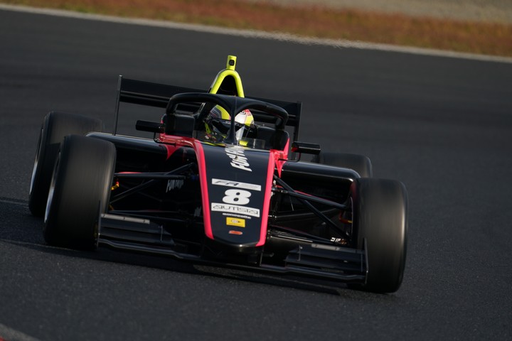 決勝レース: 石坂瑞基（Sutekina #8）