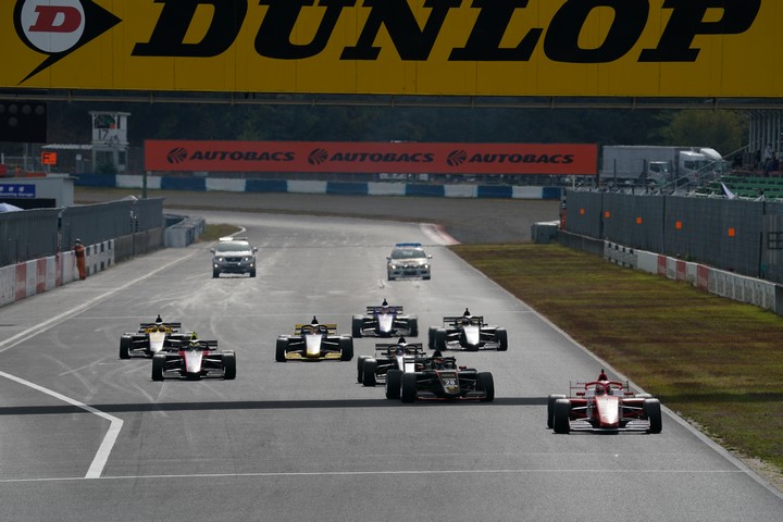 決勝レース: 20周の決勝がスタートした