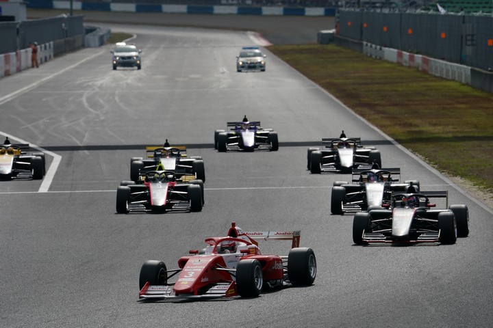 決勝レース: 20周の決勝がスタートした