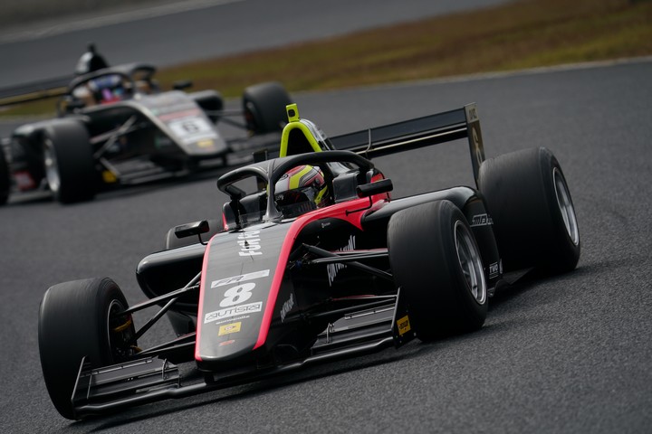 決勝レース: 石坂瑞基（Sutekina #8）