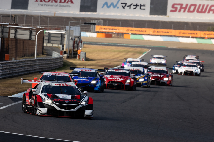 GT500クラスのスタートシーン