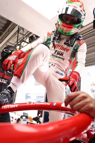 決勝レース: マシンに乗り込むサッシャ・フェネストラズ（KONDO RACING）