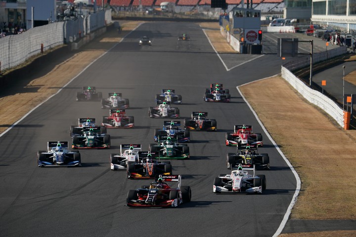 決勝レース: 41周の決勝がスタートした