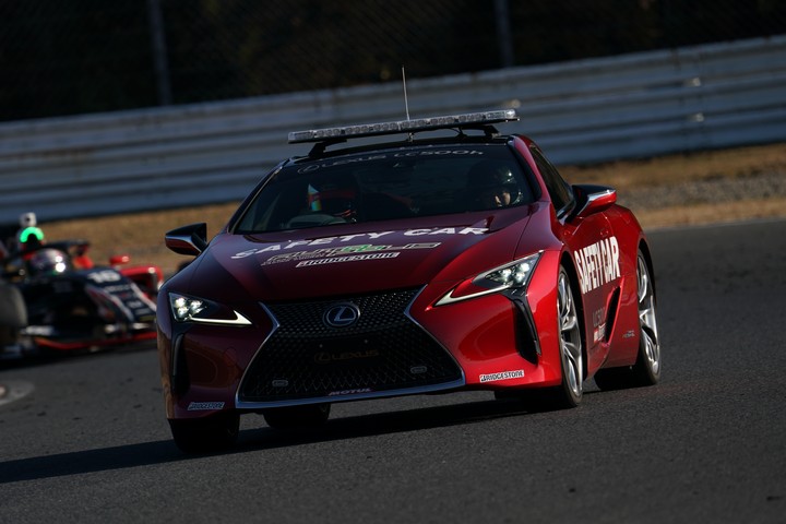 決勝レース: レースは2度セーフティーカーが導入された