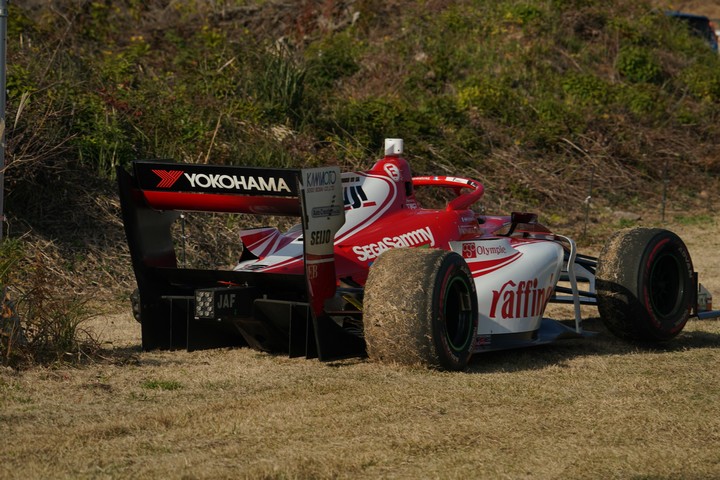 決勝レース: ストップしたサッシャ・フェネストラズのORIENTALBIO KONDO SF19