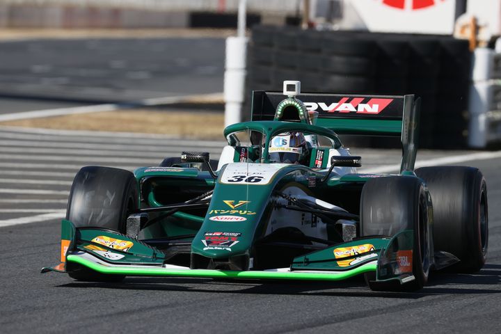 占有走行: 2位は宮田莉朋（VANTELIN KOWA TOM’S SF19）