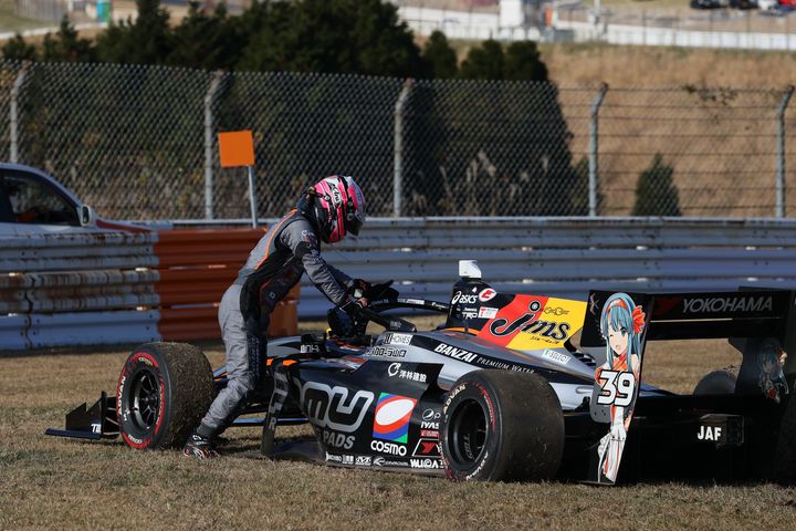 コースアウトしてストップした坪井翔（JMS P.MU/CERUMO・INGING SF19）