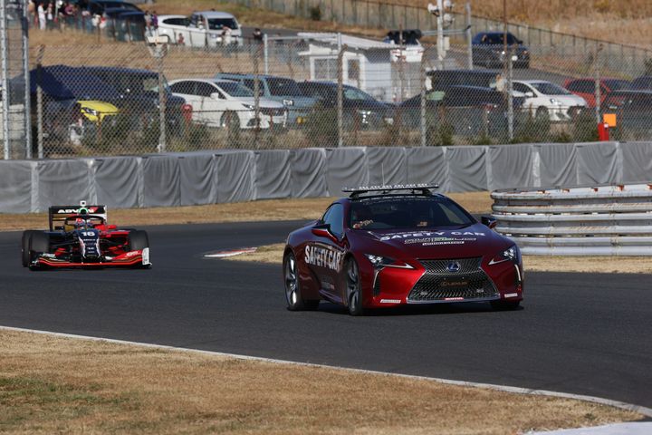 レースは途中2度のセーフティーカーが導入された