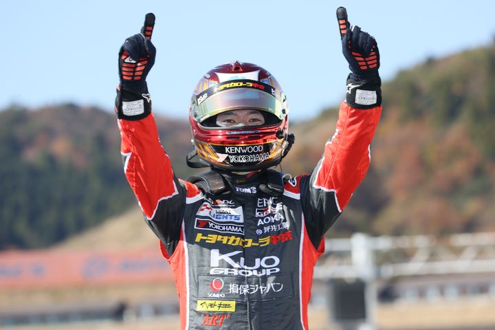 優勝した宮田莉朋（COROLLA CHUKYO Kuo TEAM TOM'S）