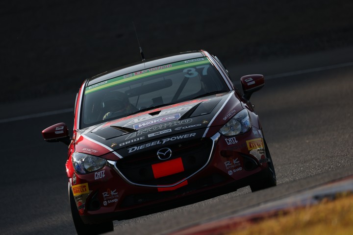 グループ2公式予選: 井尻薫／吉岡一成／関豊組（DXLワコーズNOPROデミオSKY-D）