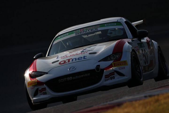 グループ2公式予選: 山西康司／佐藤朱伊／松村浩之組（LOVEDRIVEロードスター）