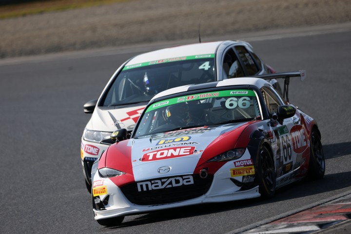 グループ2決勝: 武地孝幸／萬雲恒明／外園秋一郎組（odula TONE Idiaロードスター）