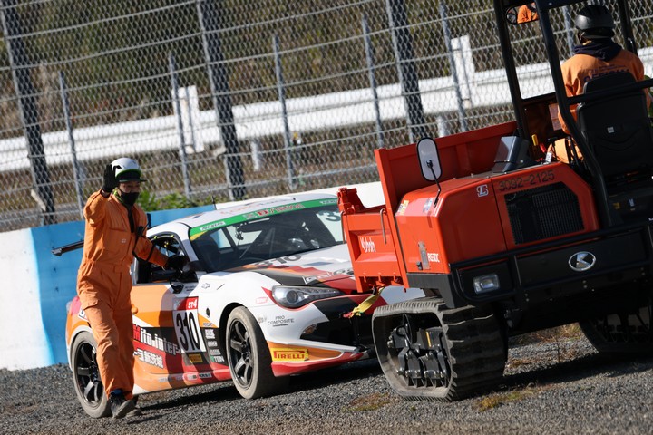 グループ2決勝: 牽引されるGR Garage水戸インターGR86T