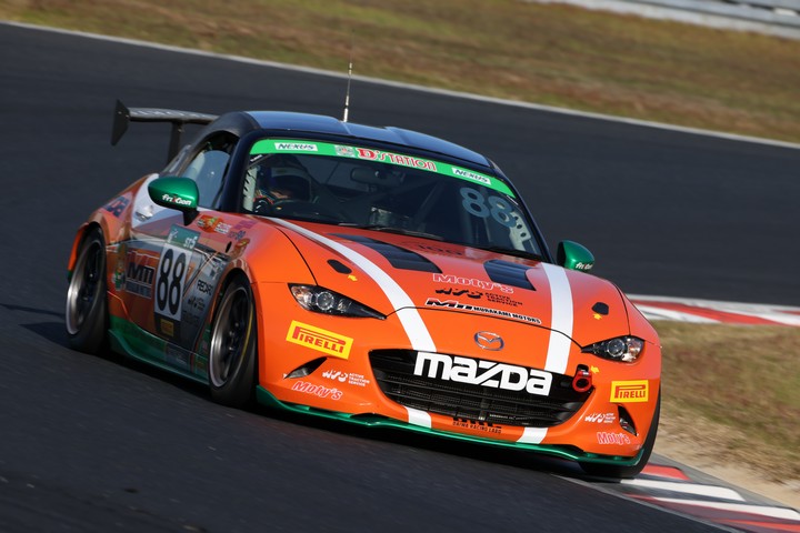 グループ2決勝: 村上博幸／中島保典／谷川達也組（村上モータースMAZDAロードスター）