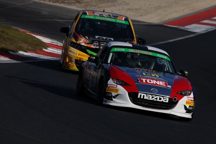 グループ2決勝: 武地孝幸／萬雲恒明／外園秋一郎組（odula TONE Idiaロードスター）