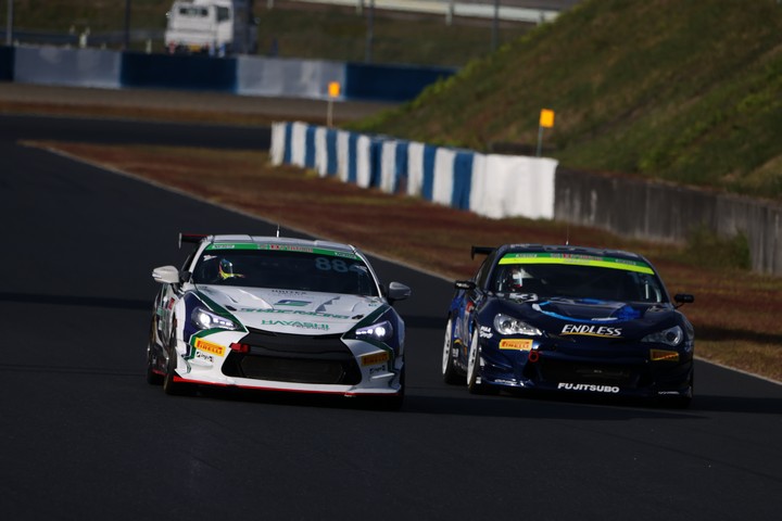 グループ2決勝: 村上モータースMAZDAロードスターとENDLESS 86