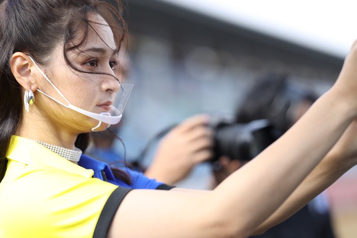 グループ1決勝: レースクイーン