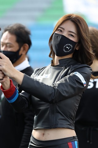 グループ1決勝: レースクイーン